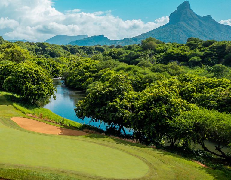 Letecký pohled na západní pobřeží Mauricia se zlatými plážemi a azurovou lagunou